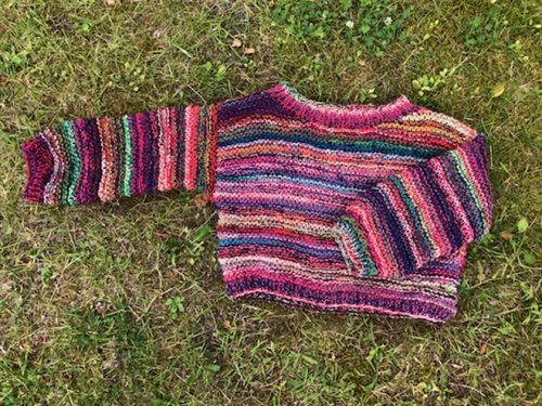 Multicolor strik - taljekort trøje med trekvart ærmer